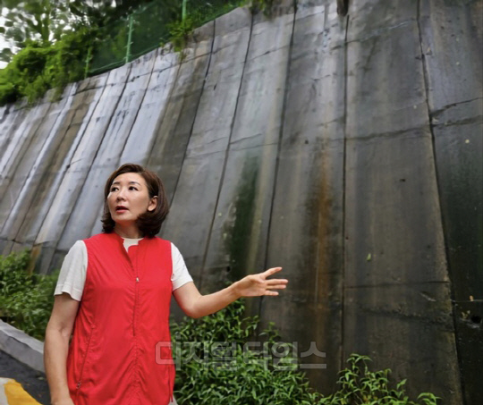 서울 동작구의 한 수해현장을 찾은 나경원 전 국회의원. <나경원 SNS>